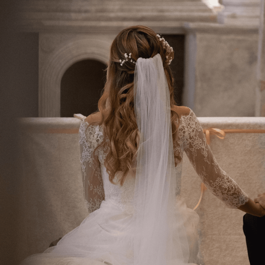 Sfoglia le acconciature eleganti per matrimoni su acconciaturematrimonio.it